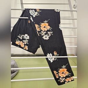 SHEIN 2XL Black Leggings with Roses